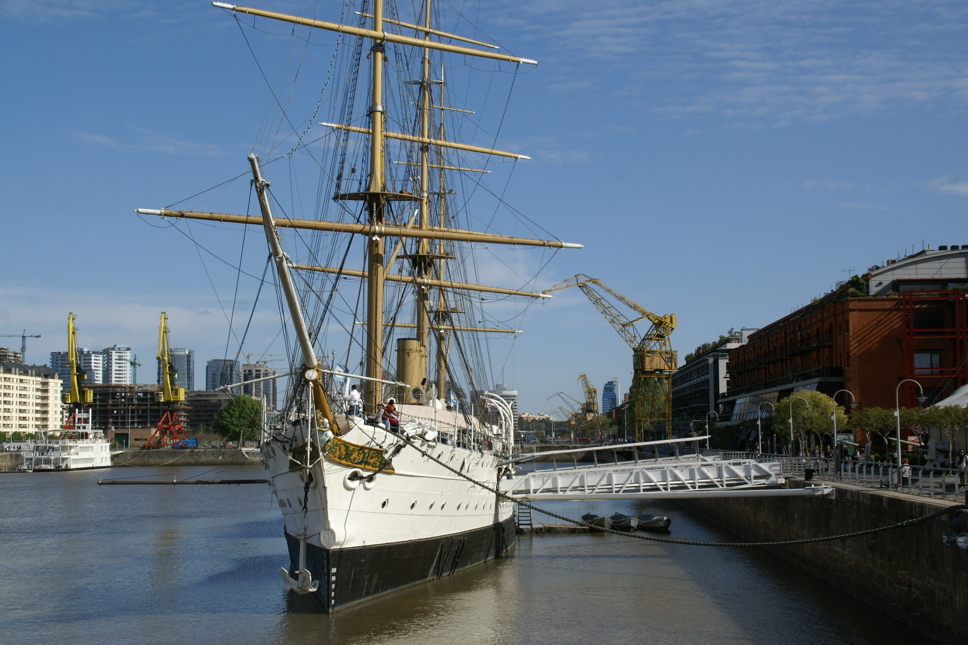 Buque Museo Fragata Sarmiento visto desde el Puente de la Mujer - Puerto Madero, Buenos Aires, Argentina, 17.10.2012